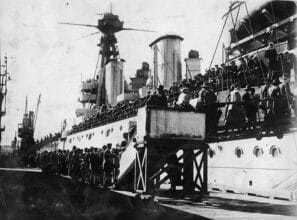 2006.186.239.118 (1) Crowds visiting HMS New Zealand during her visit to New Zealand.