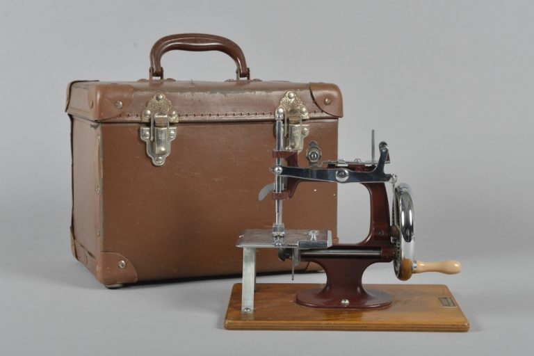 2017.236.1 i Essex miniature sewing machine and attachѐ case.